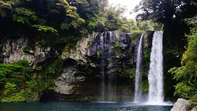 pune-woman-falls-into-100feet-deep-gorge-while-taking-selfie-near-thoseghar-waterfalls-in-satara-rescued